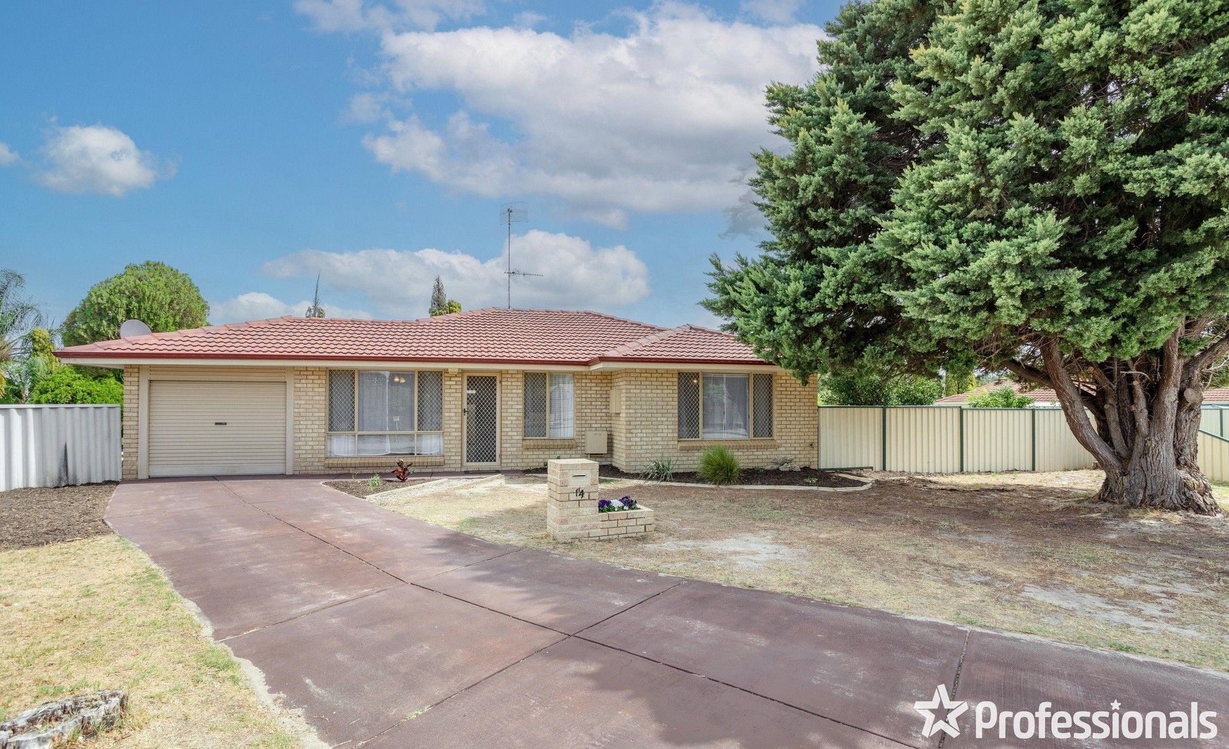 3 bedrooms House in 14 Regan Place SEVILLE GROVE WA, 6112