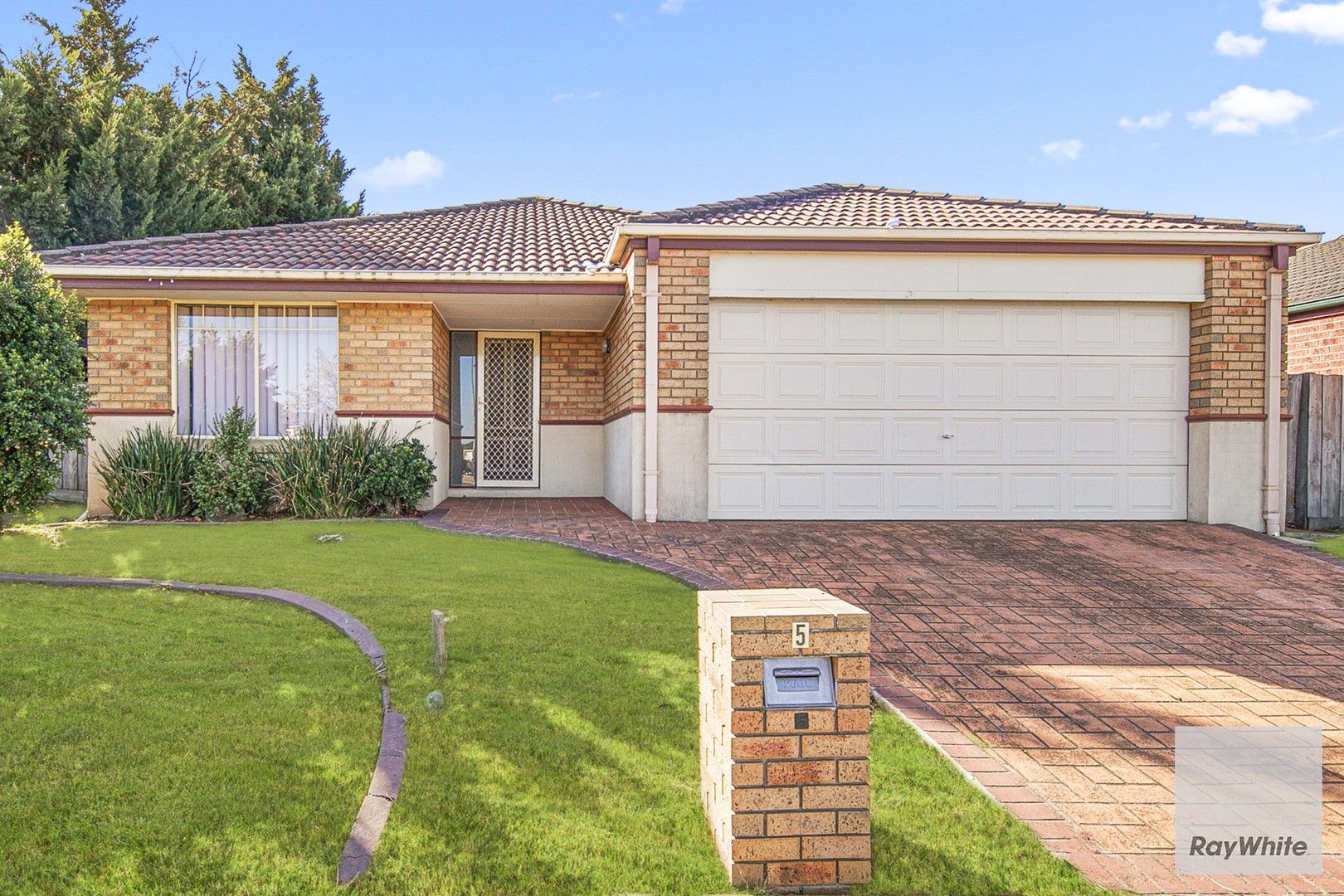 4 bedrooms House in 5 Mahlan Close HILLSIDE VIC, 3037