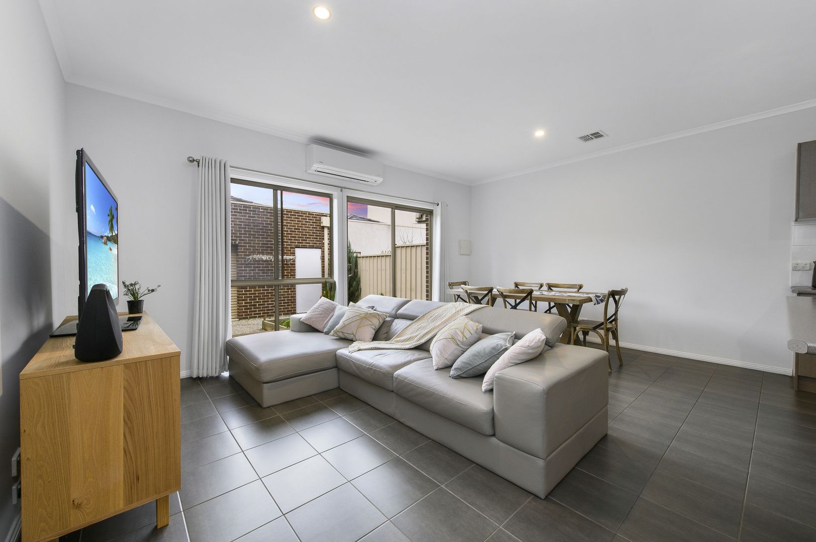 9 The Entrance, Caroline Springs VIC 3023, Image 2