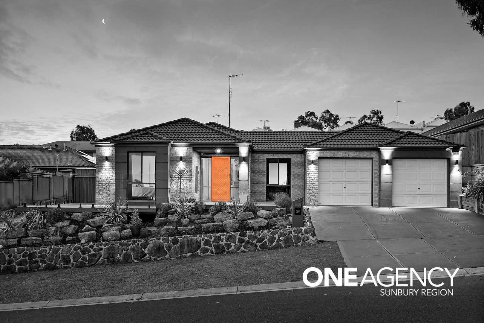 4 bedrooms House in 12 Starflower Way SUNBURY VIC, 3429