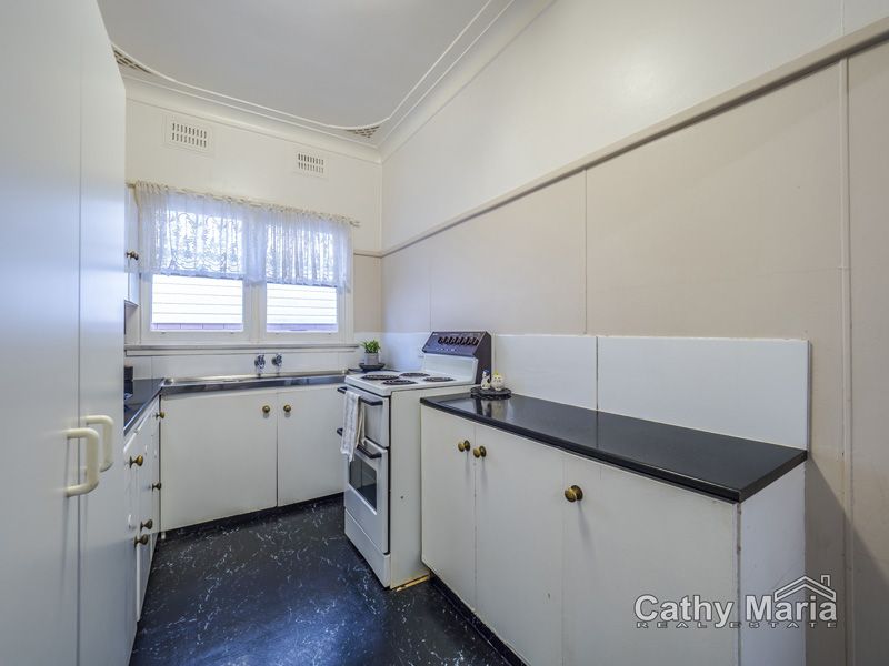 8 Kenilworth Street, Mannering Park NSW 2259, Image 2