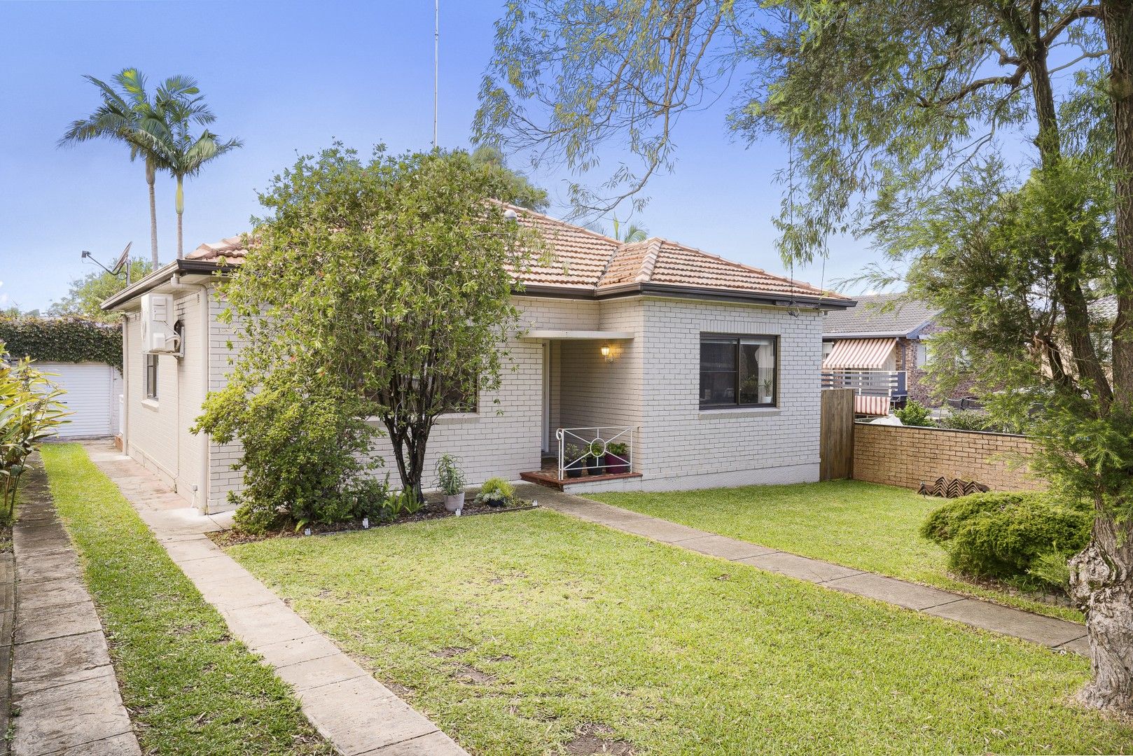 4 bedrooms House in 16 Ocean View Street WOOLOOWARE NSW, 2230