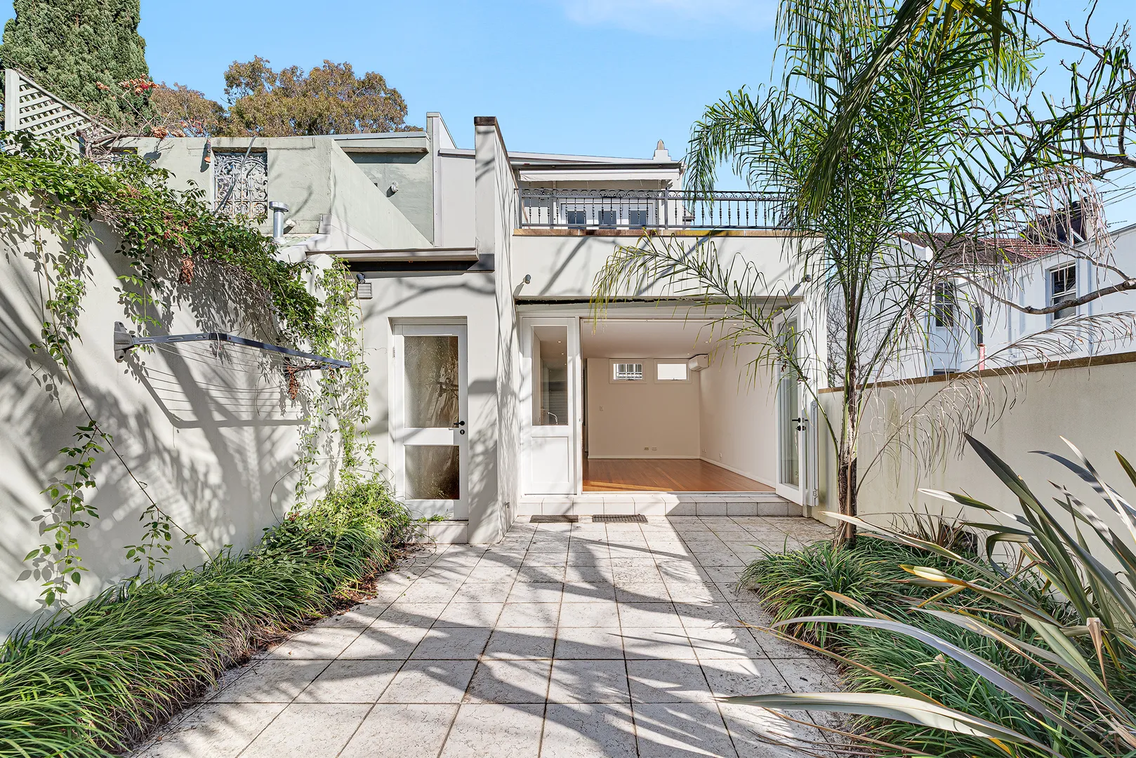 Oversized Elegant Three Bedroom Victorian Terrace with Parking, Paddington
