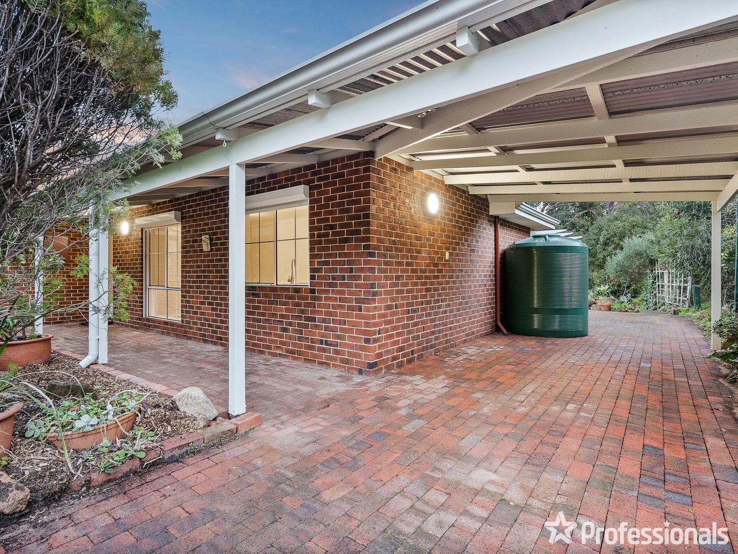 4 Milford Close, Gooseberry Hill WA 6076, Image 2