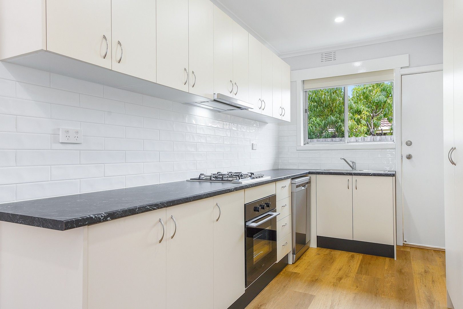 3/2 Avonhurst Drive, Glen Waverley VIC 3150 Apartment For Rent 550