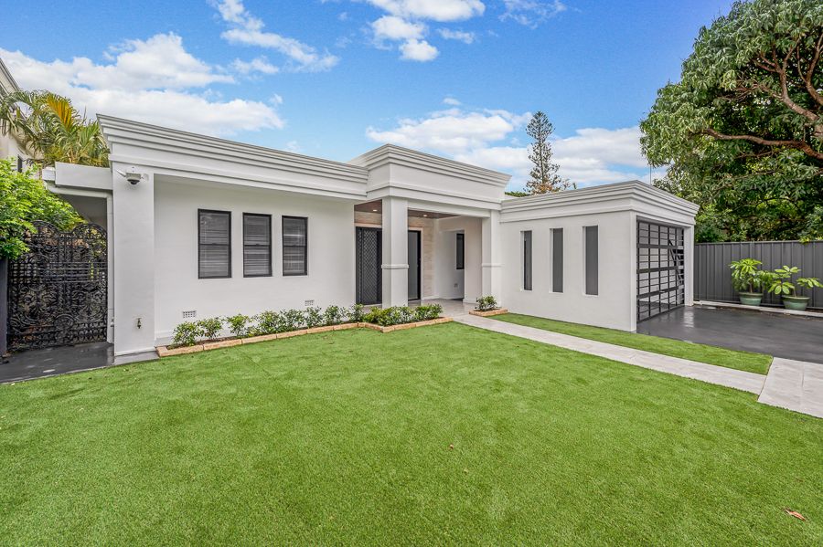 4 bedrooms House in 8 Anembo Street CHEVRON ISLAND QLD, 4217