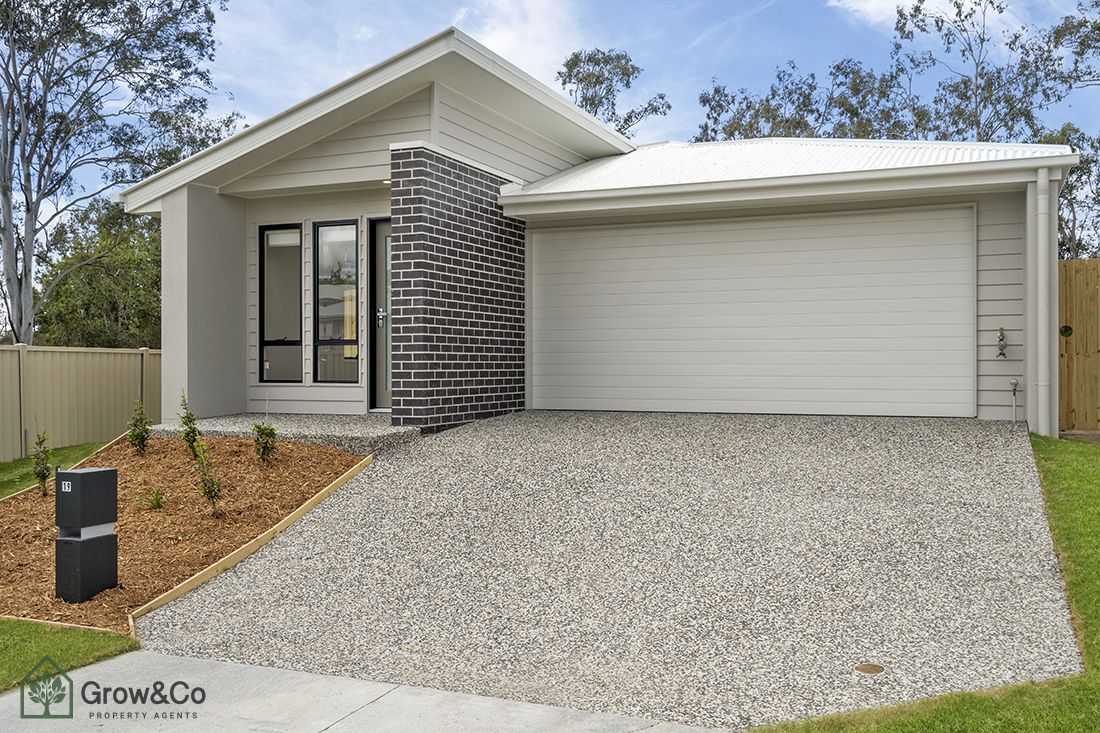 4 bedrooms House in 19 Oak Street PIMPAMA QLD, 4209