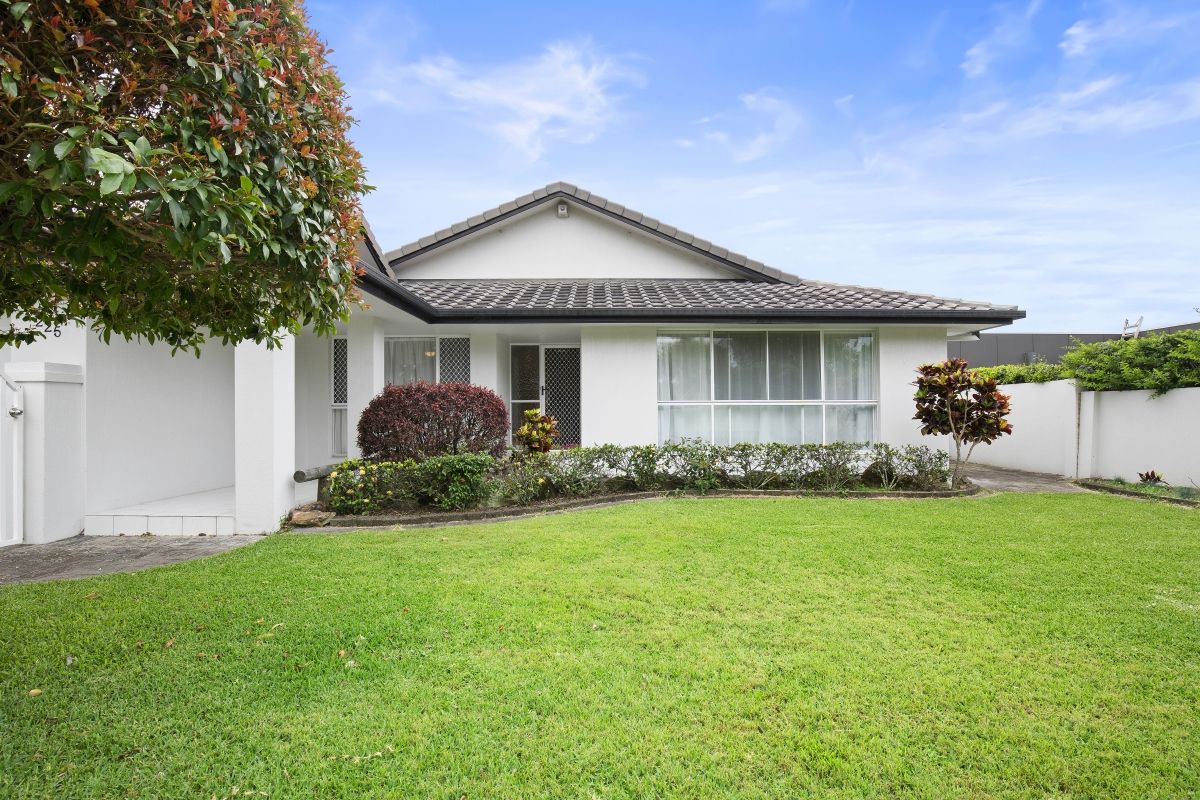 5 bedrooms House in 225 Markeri Street MERMAID WATERS QLD, 4218