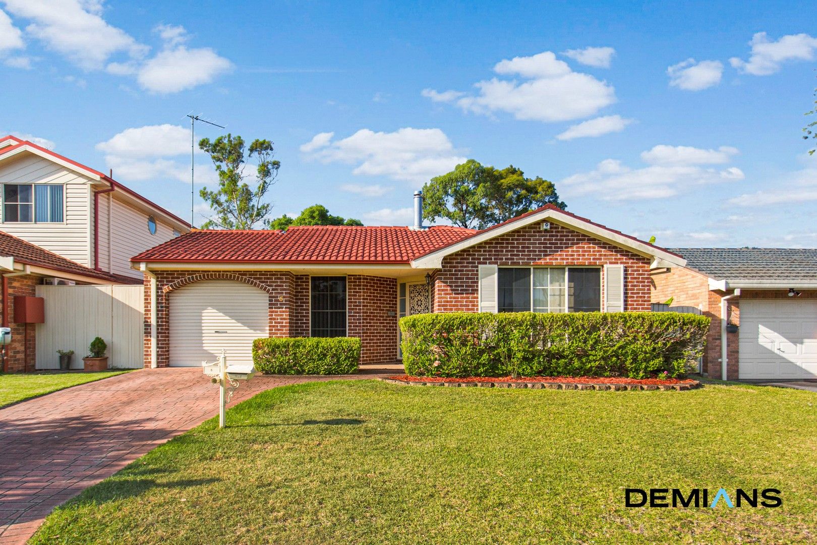 4 bedrooms House in 5 Centennial Park Court WATTLE GROVE NSW, 2173