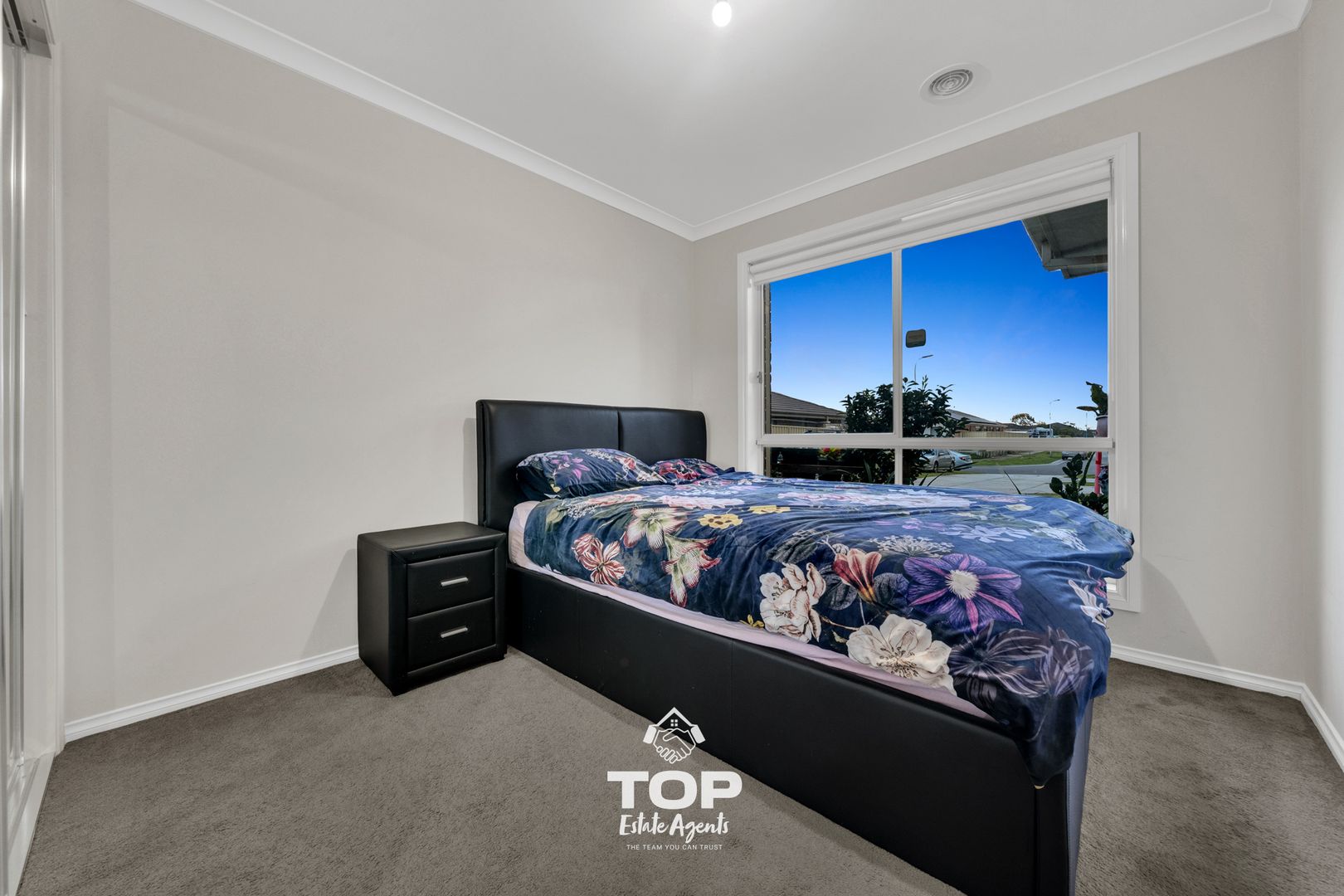 33 Sapphire Crescent, Pakenham VIC 3810, Image 2