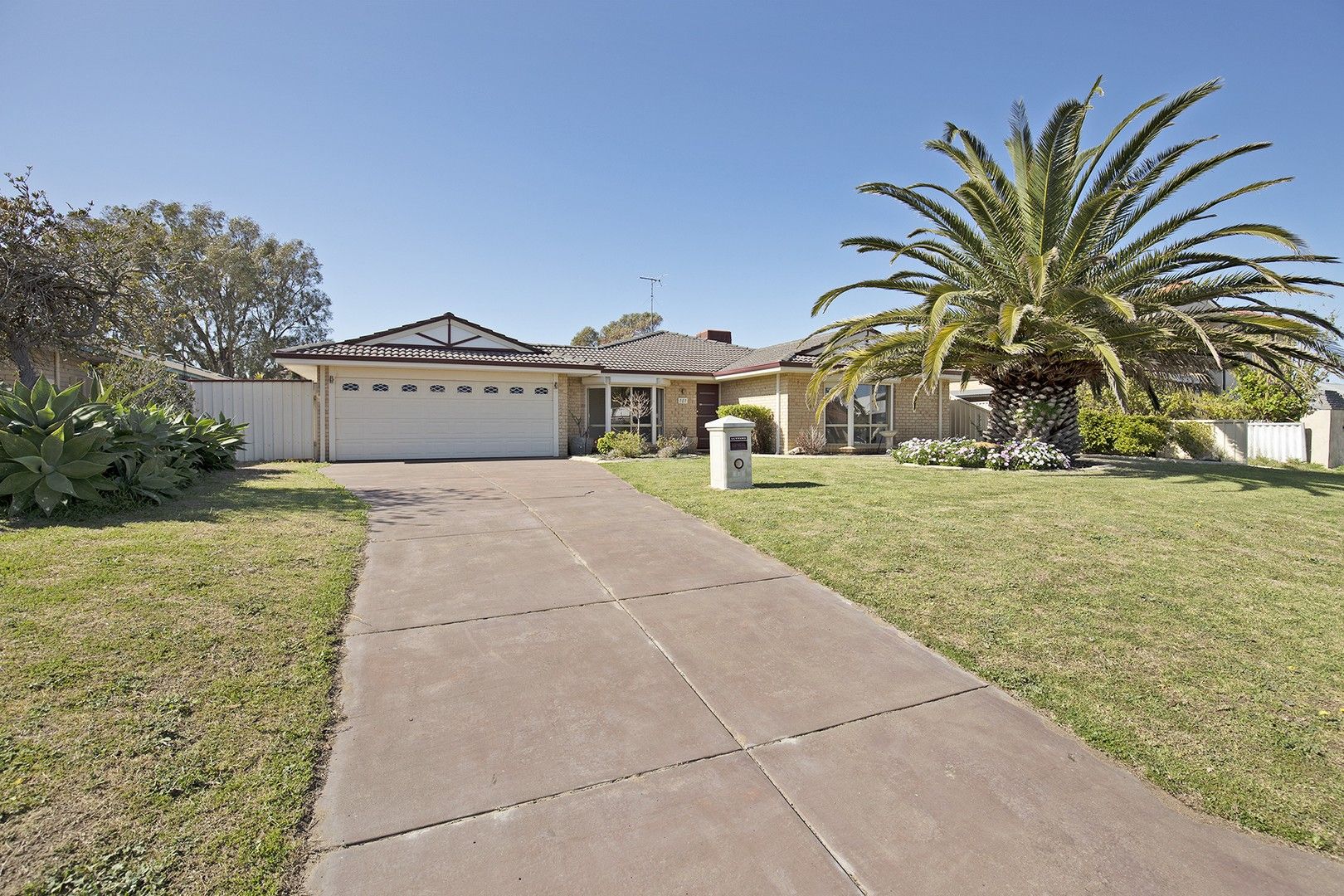 4 bedrooms House in 101 Peelwood Parade HALLS HEAD WA, 6210