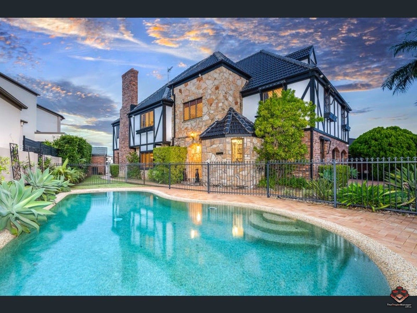 6 bedrooms House in 15 Huon Crescent RUNAWAY BAY QLD, 4216