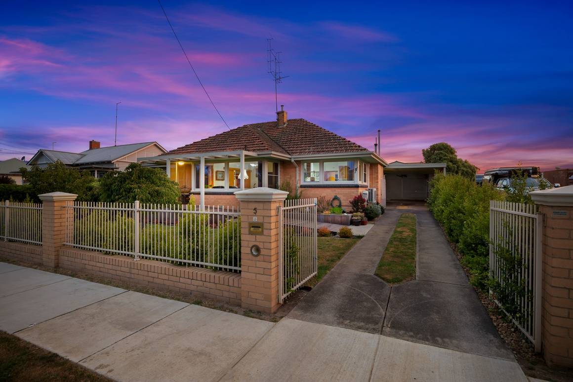 Picture of 5 Leith Street, REDAN VIC 3350