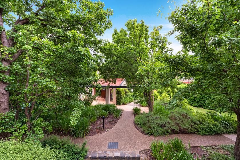 2 bedrooms Apartment / Unit / Flat in 2/34 Leahy Close NARRABUNDAH ACT, 2604