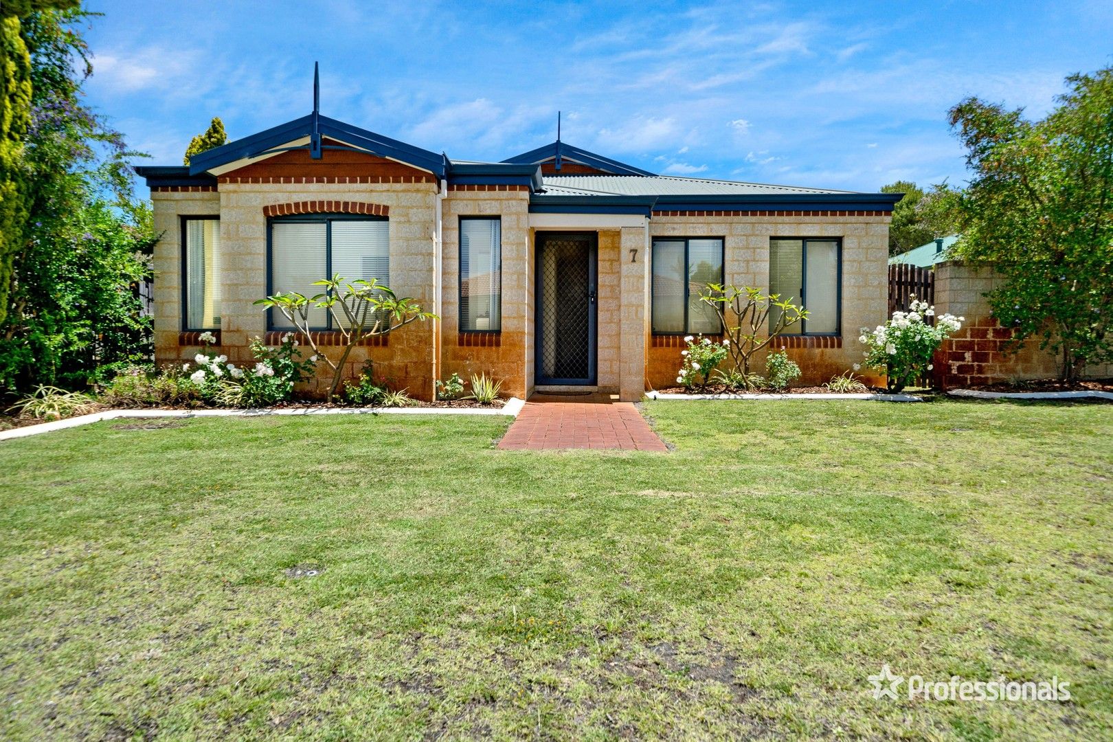 4 bedrooms House in 7 Rivergum Close ELLENBROOK WA, 6069