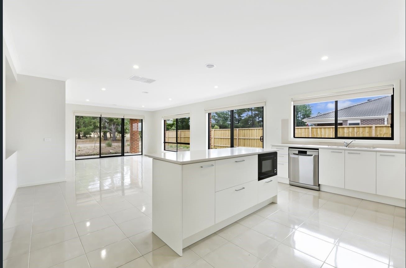 4 bedrooms House in 21 Lauder Pl ROMSEY VIC, 3434