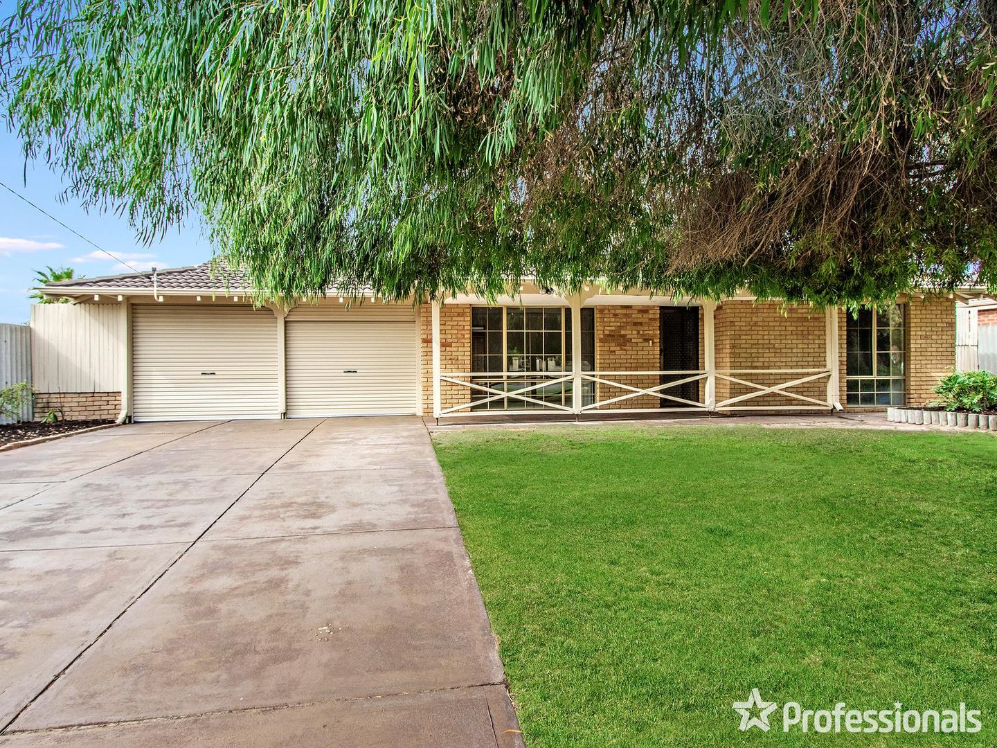 4 bedrooms House in 566 Safety Bay Road WAIKIKI WA, 6169