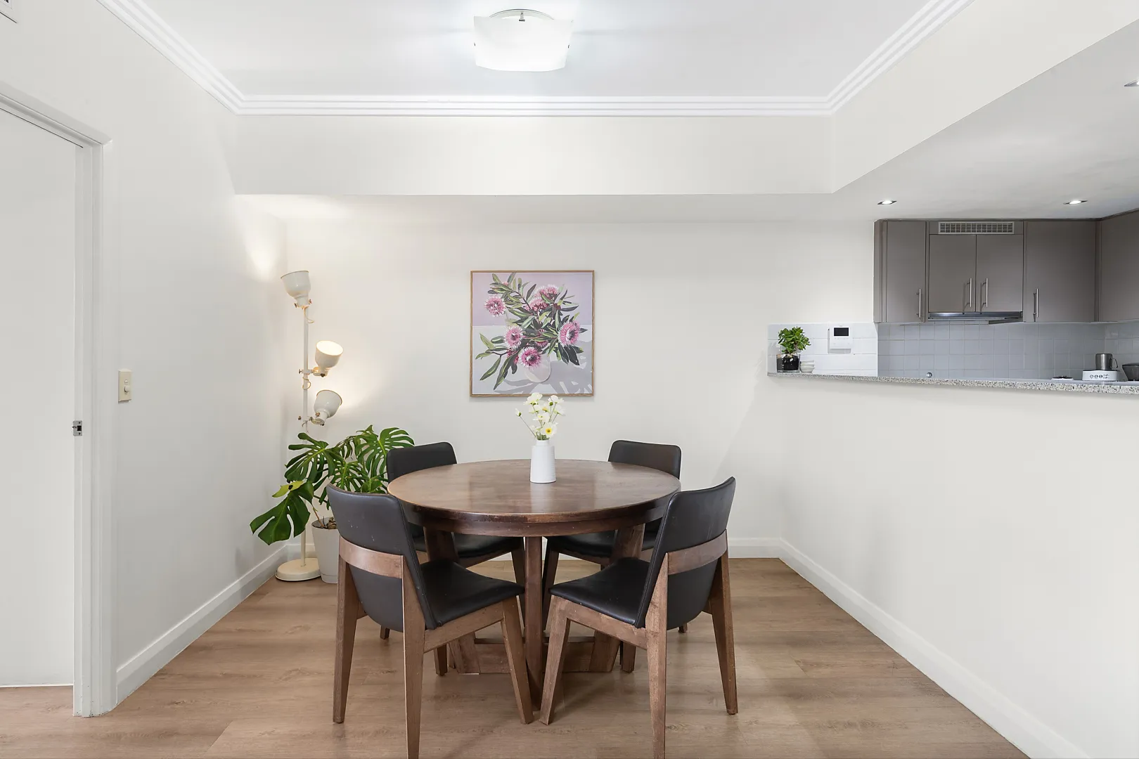 Stylish Elevated Apartment Offering Prime Riverside Living - View 3