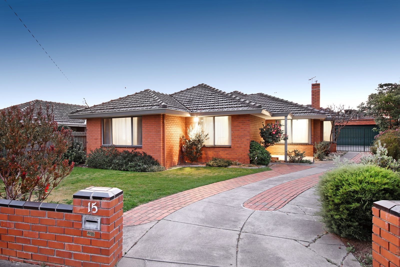 4 bedrooms House in 15 Kenjulie Drive BENTLEIGH EAST VIC, 3165