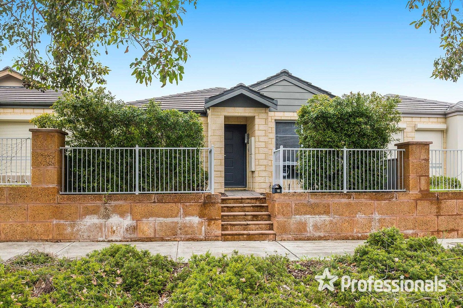 3 bedrooms House in 18 Micrantha Way BANKSIA GROVE WA, 6031
