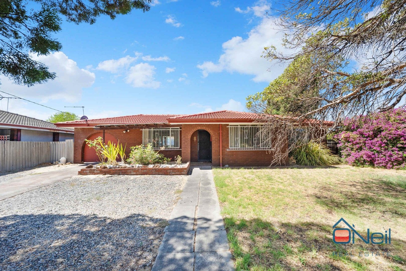 3 bedrooms House in 8 Edgeroi Way ARMADALE WA, 6112