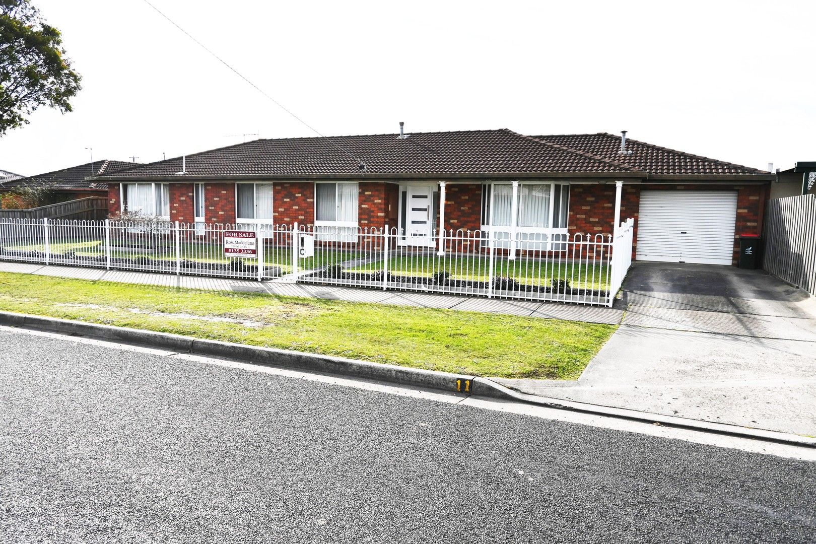 4 bedrooms House in 11 Bellarine Circ MORWELL VIC, 3840