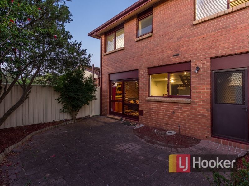 4 Warren Close, NARRE WARREN VIC 3805, Image 2