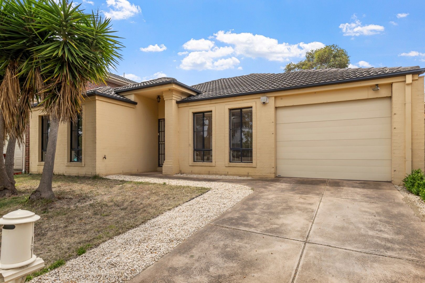 15 Cobblestone Green, Caroline Springs VIC 3023 Domain
