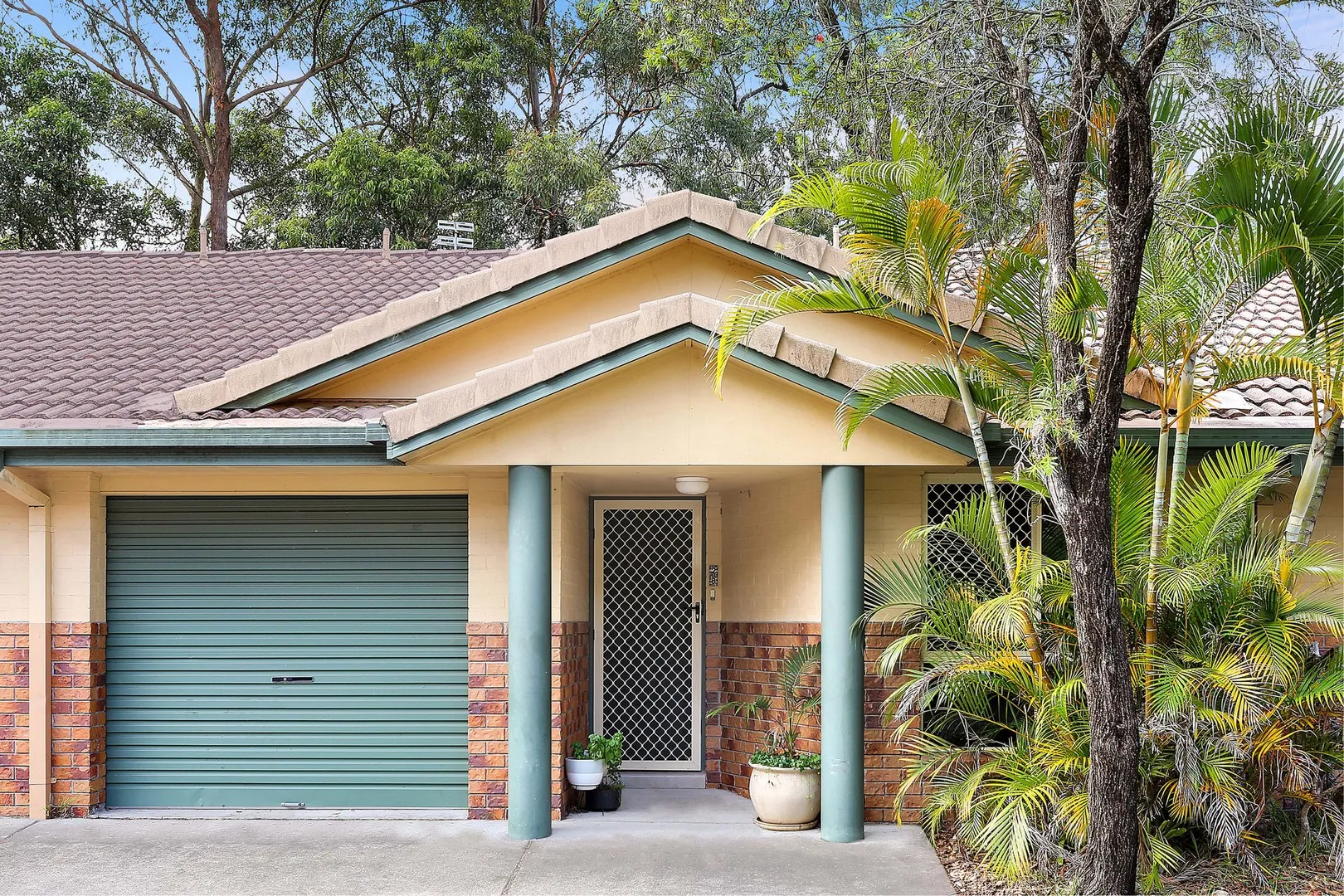 Easy-care two storey unit with tranquil bushland vistas, Elanora