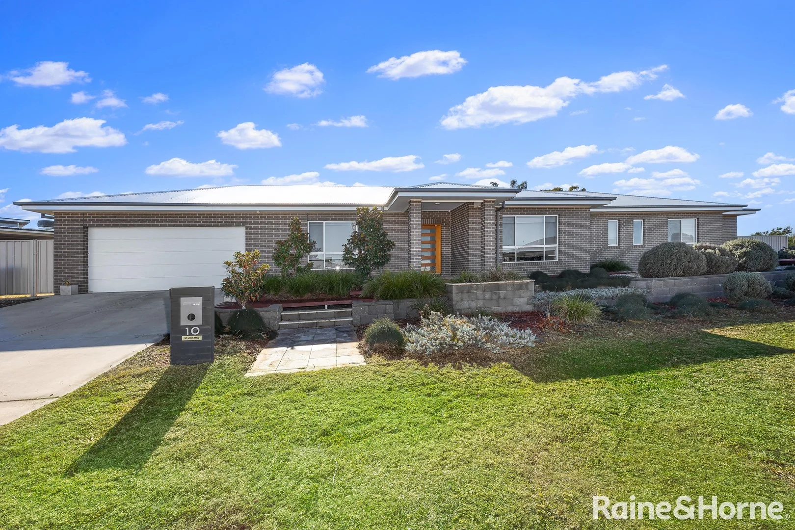 10 Kentucky Crescent, Gobbagombalin NSW 2650