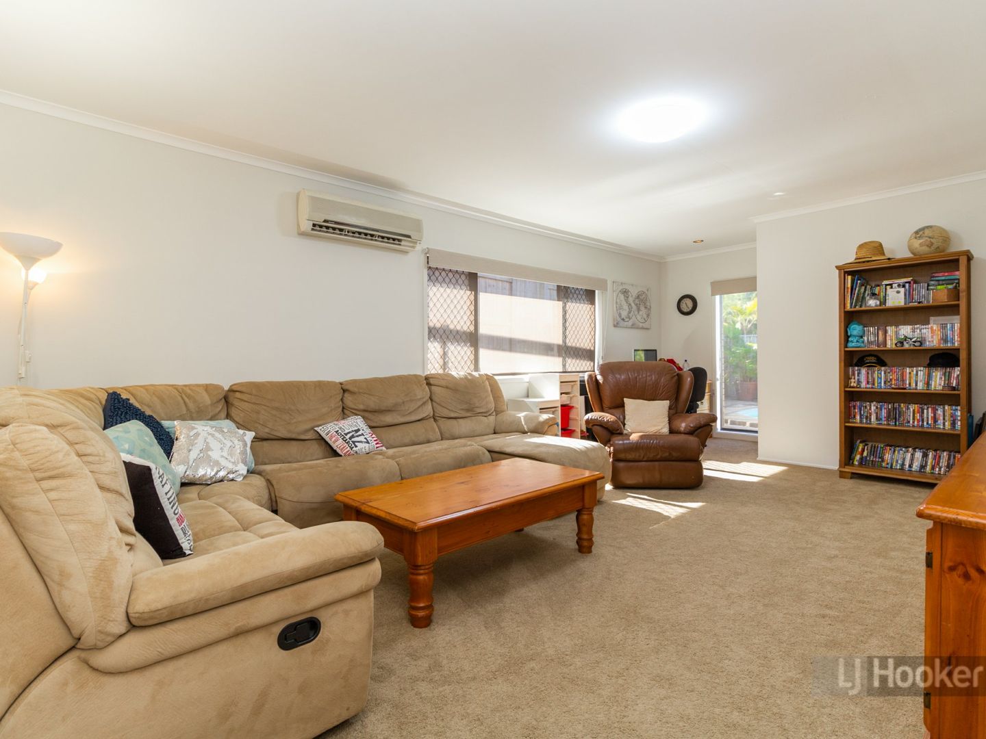8 Cosway Street, Hillcrest QLD 4118, Image 2