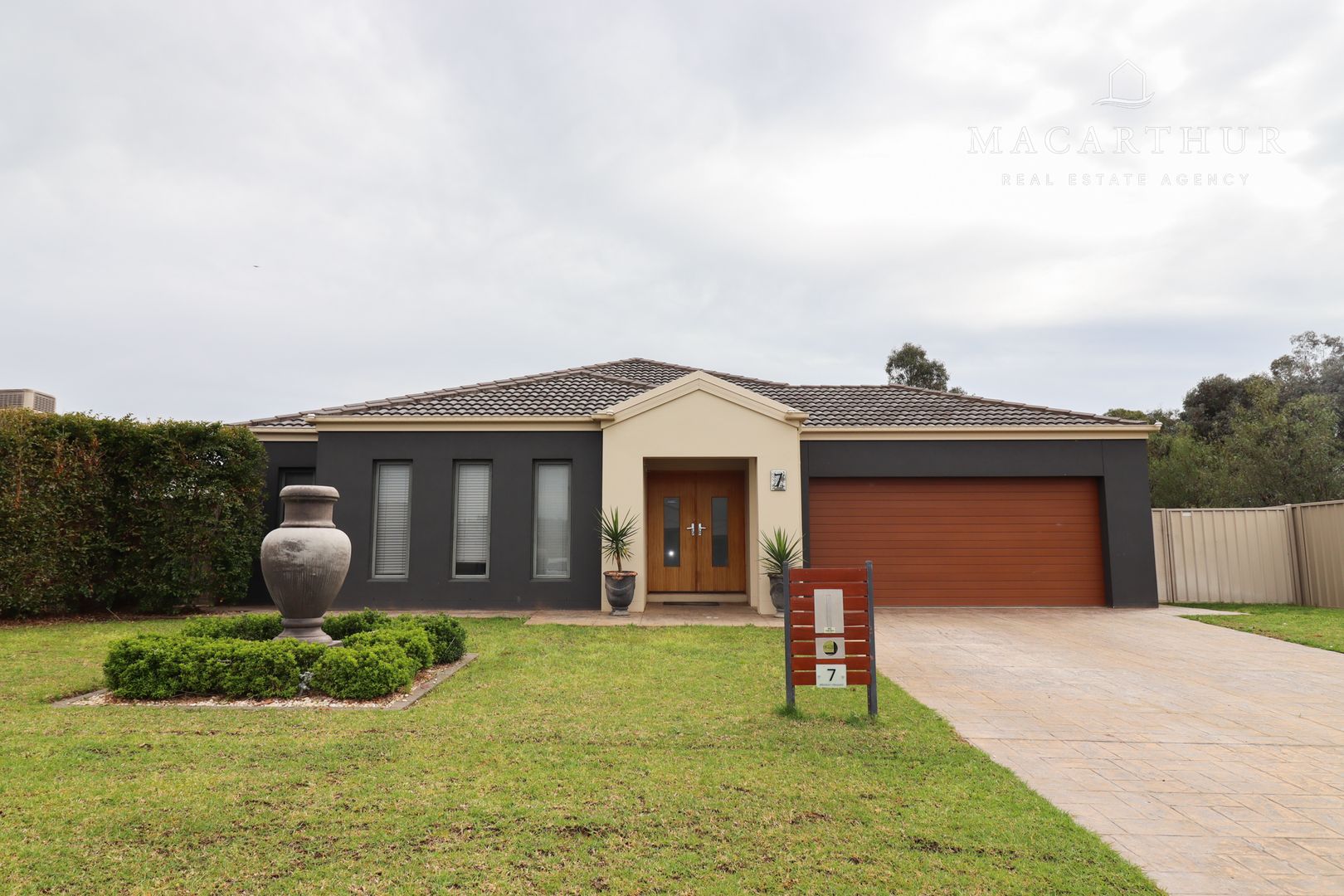7 Breasley Crescent, Boorooma NSW 2650