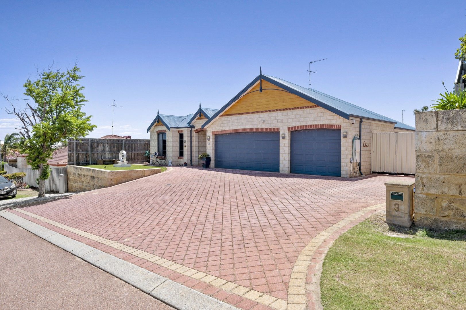 5 bedrooms House in 3 Highview Rise HALLS HEAD WA, 6210
