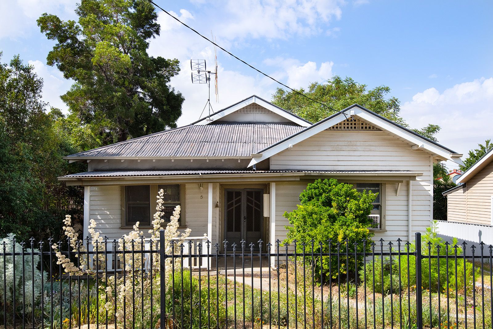 3 bedrooms House in 5 White Street KENNINGTON VIC, 3550