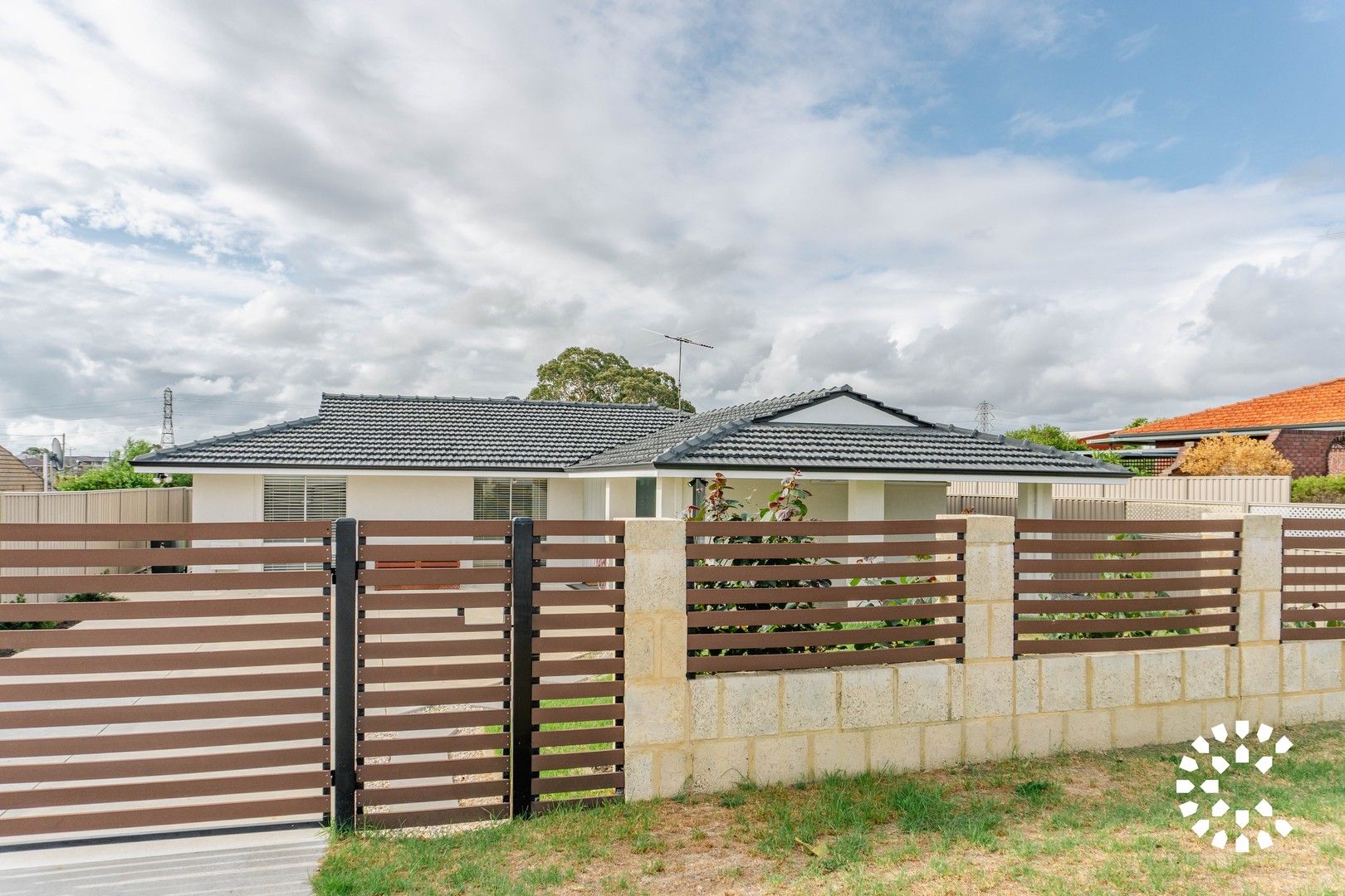4 bedrooms House in 6 Derinton Way HAMILTON HILL WA, 6163