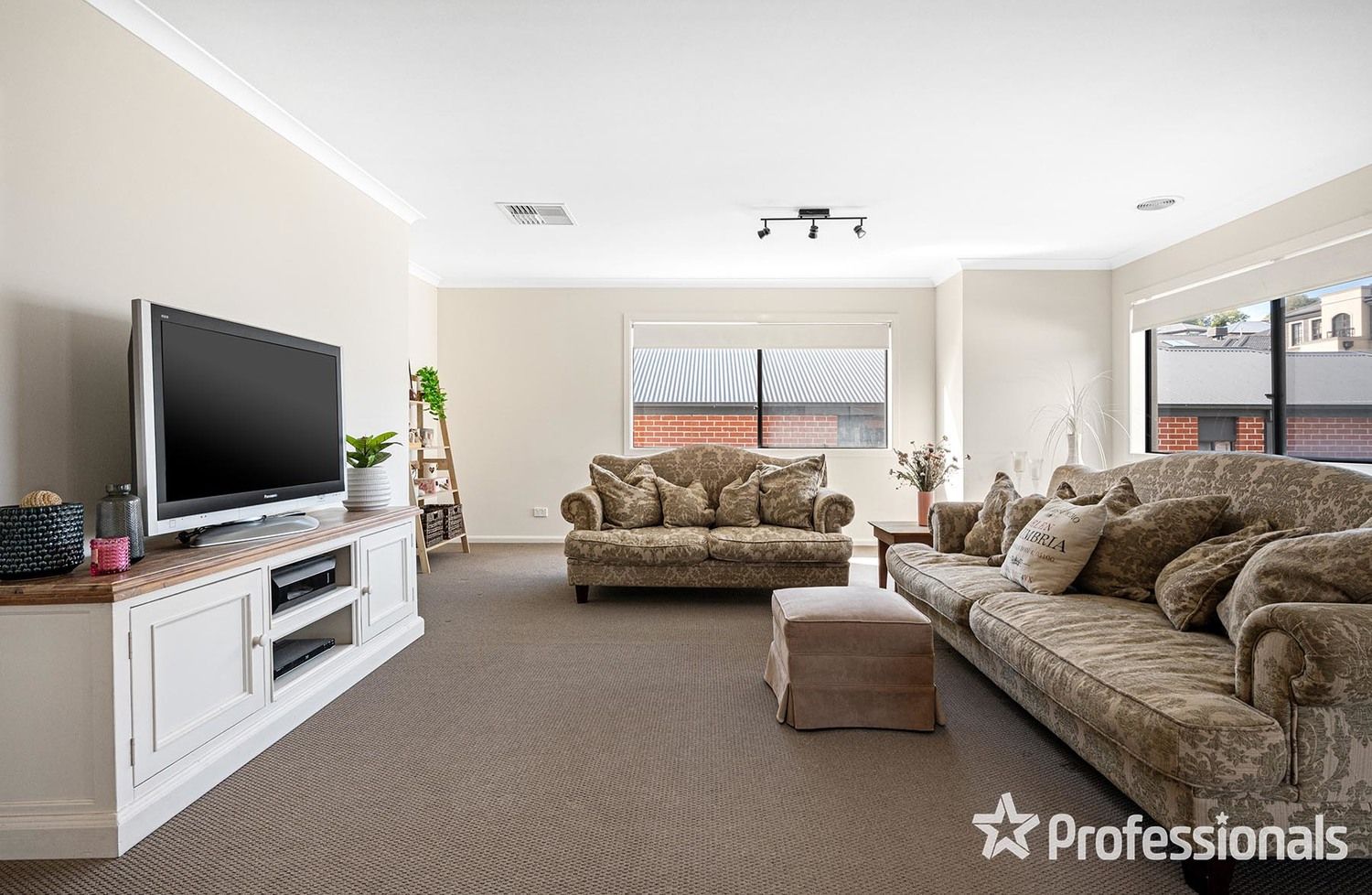 1 Caddie Crescent, Chirnside Park VIC 3116, Image 2