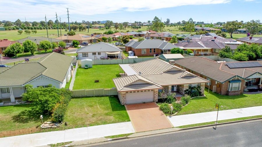 61 Greg Norman Drive, Hillvue NSW 2340