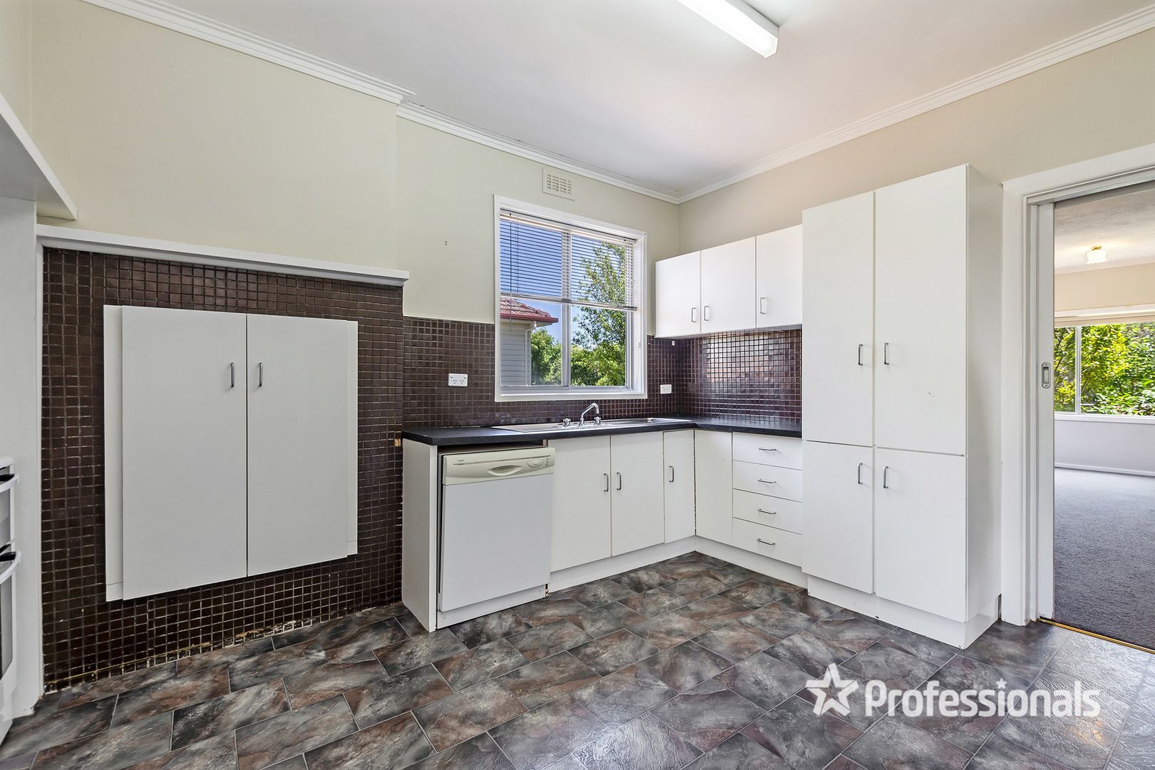 96 Park Street, Hamilton VIC 3300, Image 2