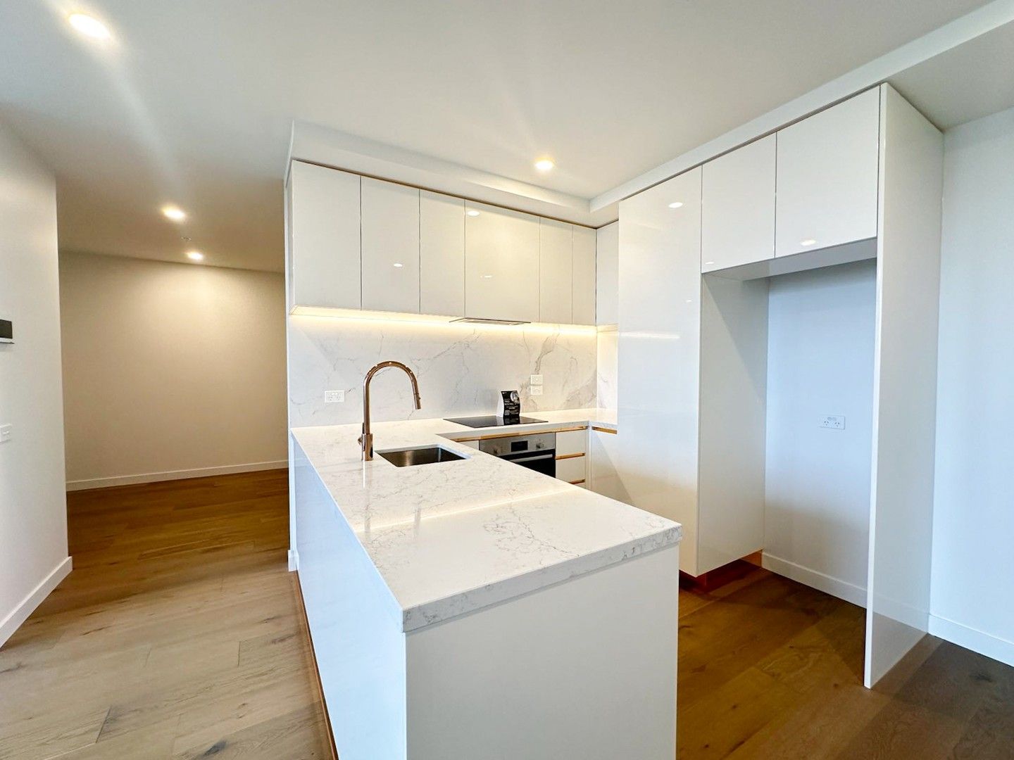 1 bedrooms Apartment / Unit / Flat in 6 Wellington Road BOX HILL VIC, 3128