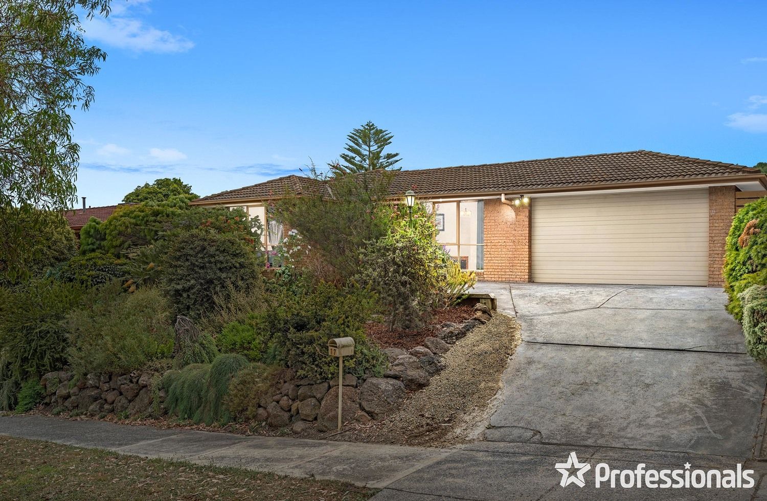 17 Savanna Drive, Mooroolbark VIC 3138, Image 0