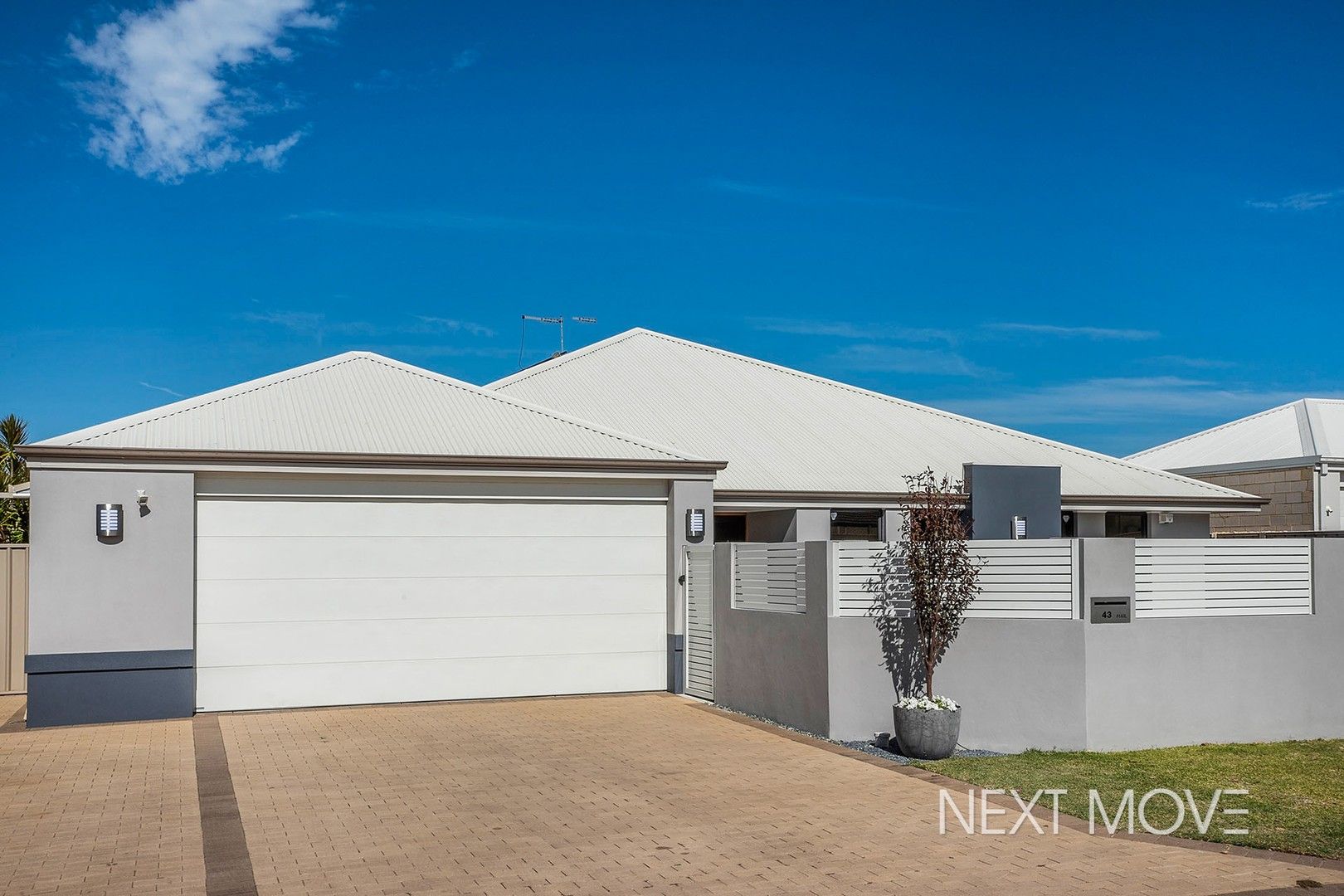 4 bedrooms House in 43 Riverina Parade LAKE COOGEE WA, 6166