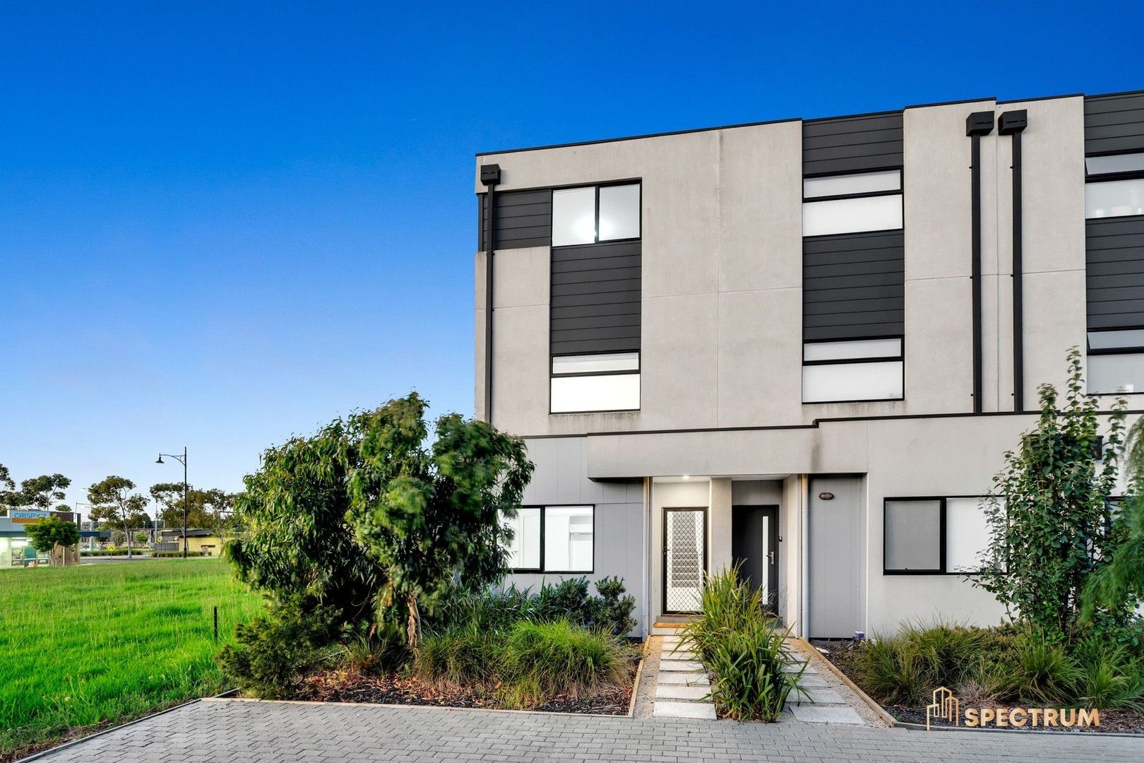 3 bedrooms Townhouse in 12 Hedge Place PAKENHAM VIC, 3810