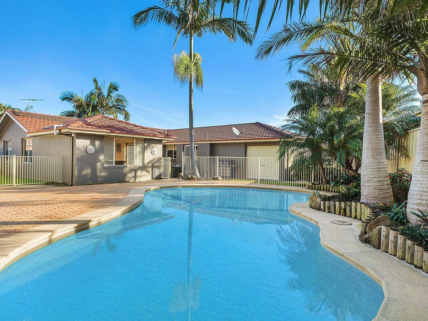 6 Caves Court, Caves Beach NSW 2281, Image 1