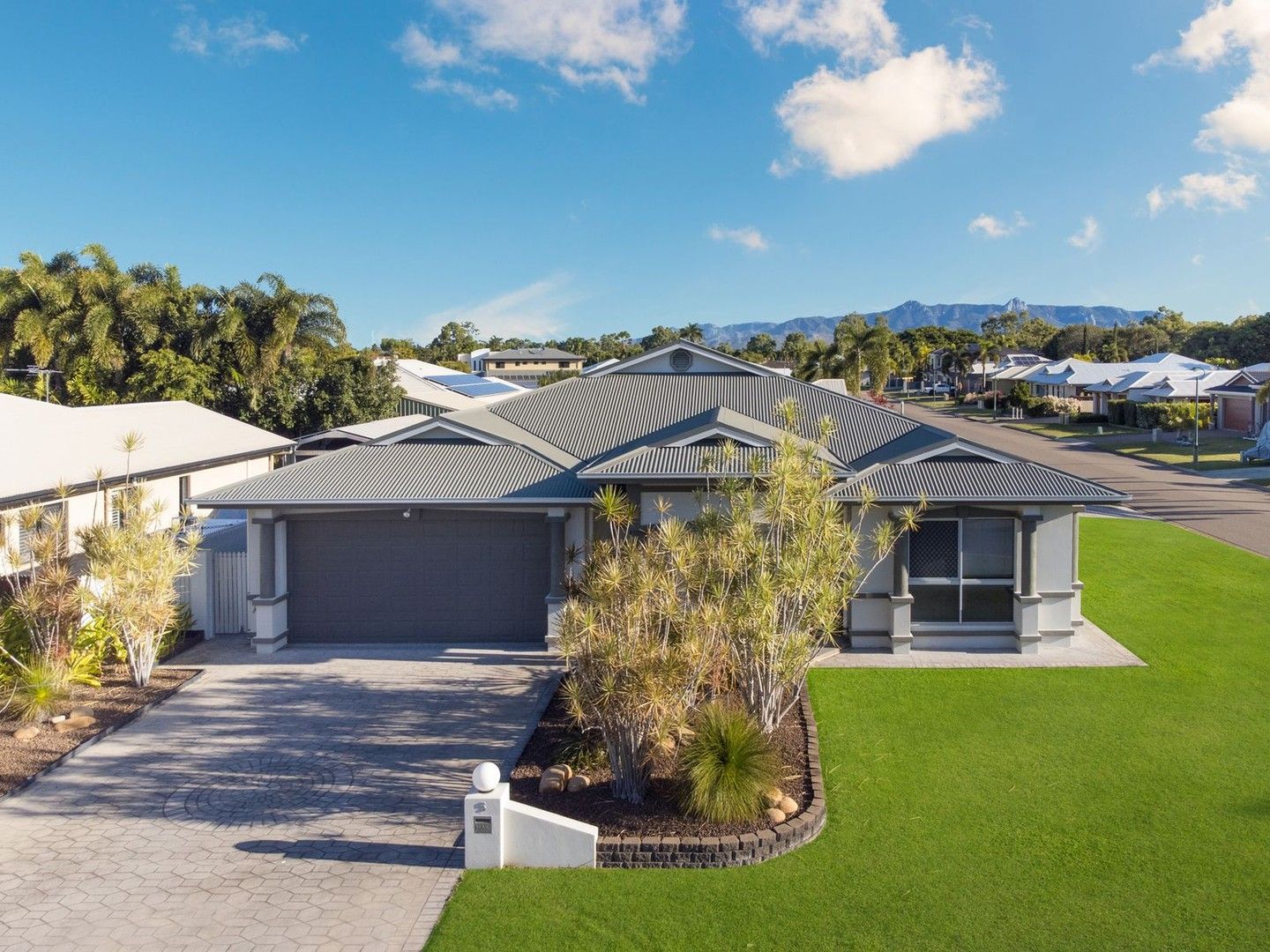 4 bedrooms House in 5 Riviera Circuit KIRWAN QLD, 4817