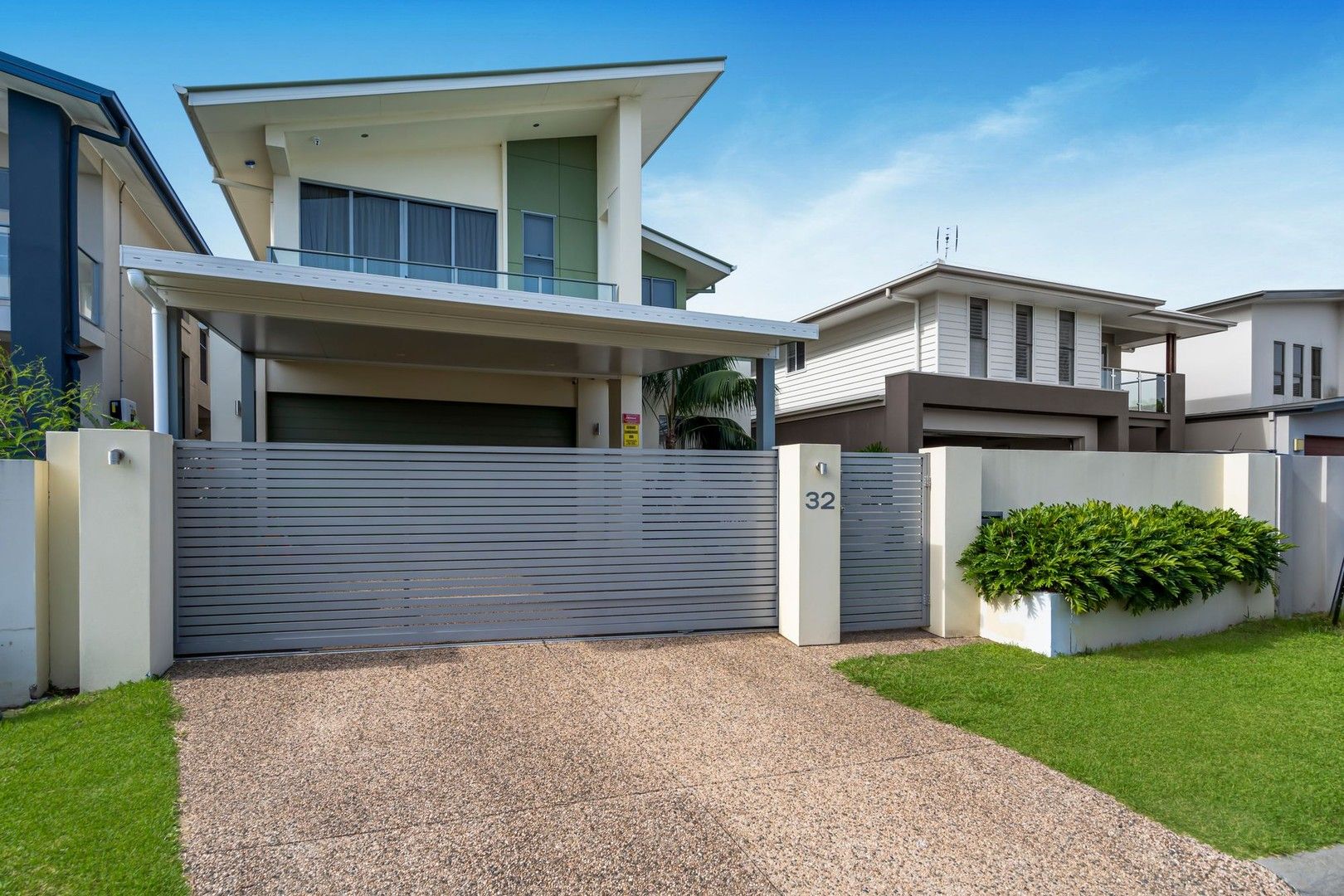 4 bedrooms House in 32 Harbourvue Drive HELENSVALE QLD, 4212