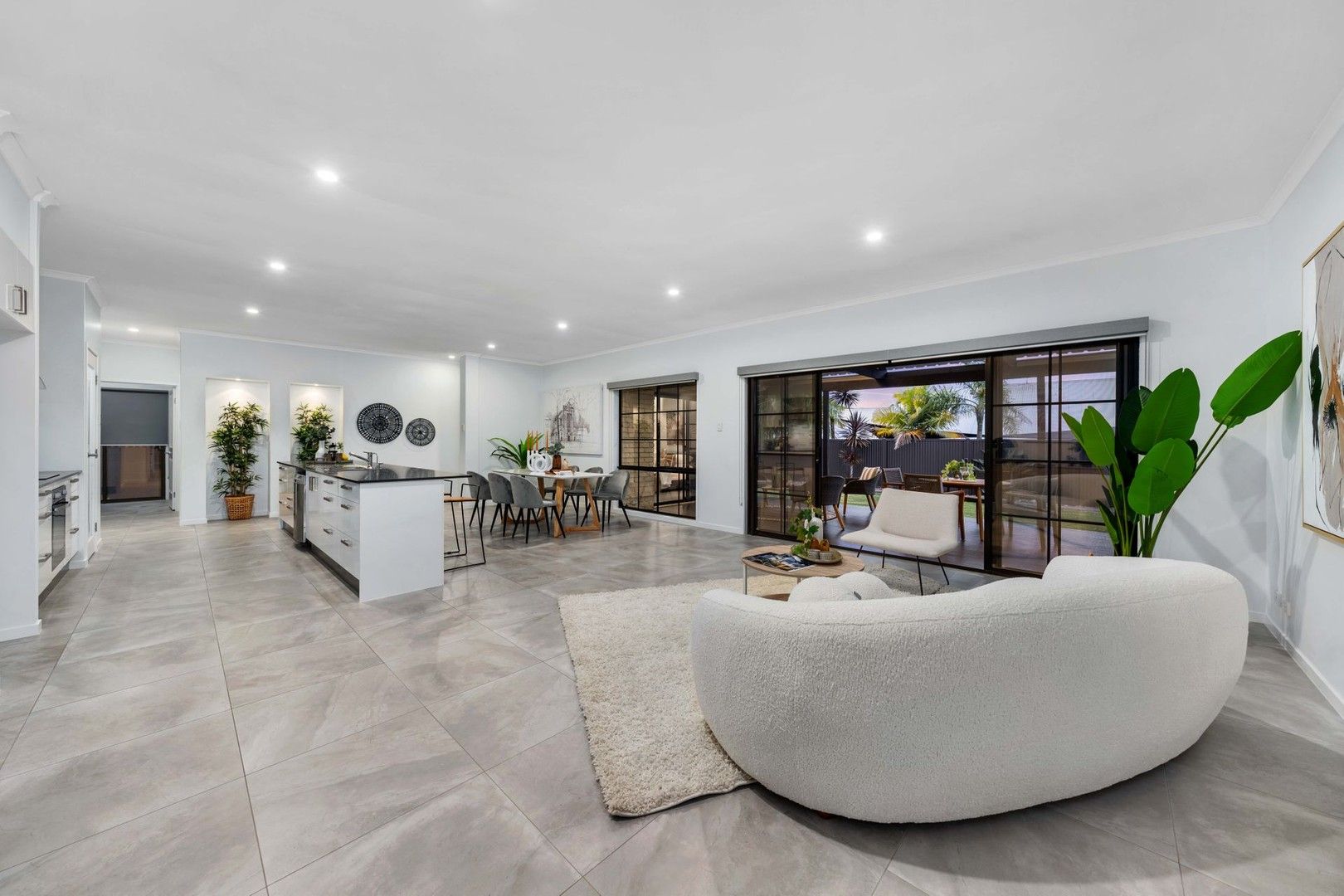 4 bedrooms House in 18 Saint Clair Court REDLAND BAY QLD, 4165