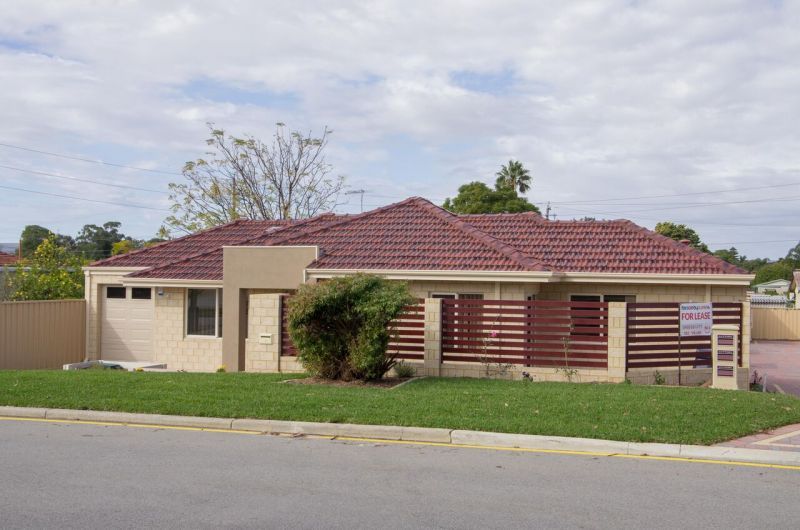 3 bedrooms Villa in 1/4 Debenham Street THORNLIE WA, 6108