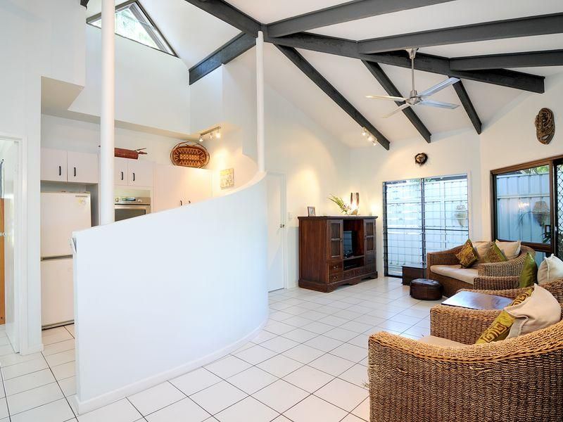 2 21 Caribbean Street, HOLLOWAYS BEACH QLD 4878, Image 0