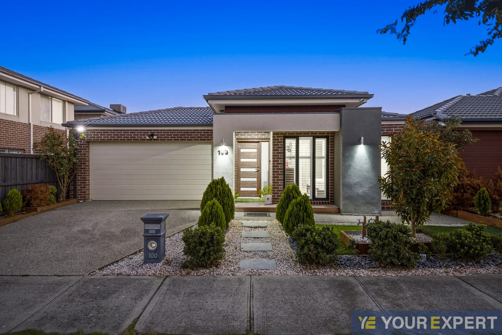 100 Deoro Parade, Clyde North VIC 3978