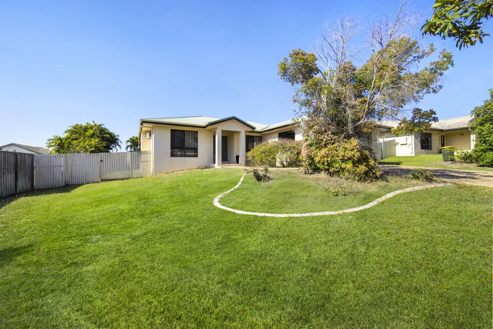 4 bedrooms House in 13 Baxendell Street BUSHLAND BEACH QLD, 4818